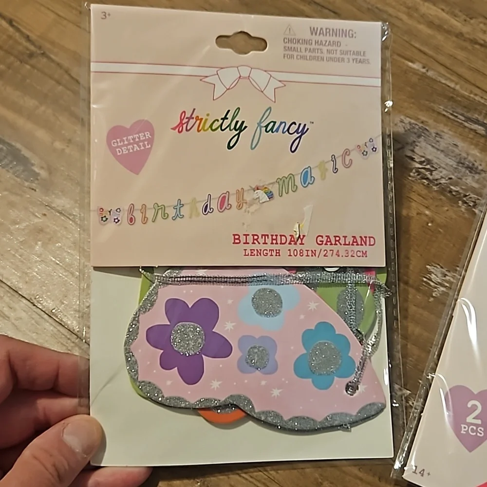 STRICTLY FANCY UNICORN BIRTHDAY PARTY DECOR SET: NEW IN PACKAGE